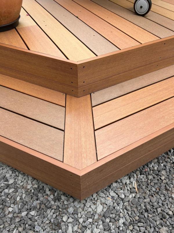 Fiberdeck Exotics vlonderplanken op schroeffundatie, afgewerkt met kantplanken in verstek