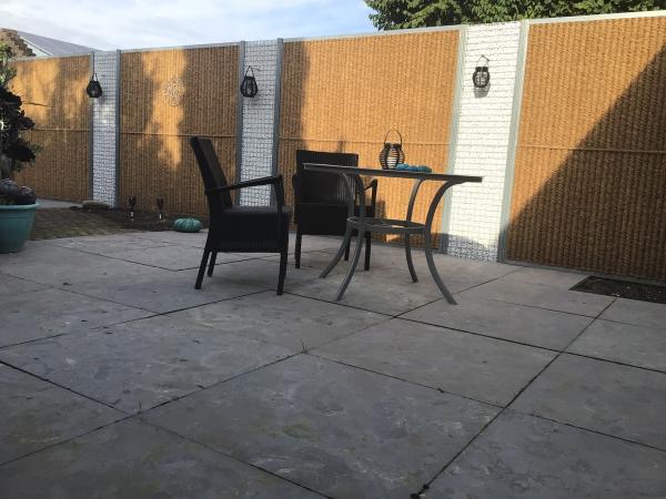 "Wij hebben voor deze afscheiding gekozen omdat wij al op leeftijd zijn en dit geen onderhoud nodig heeft. Er komen nog wel mooie bloeiende  planten voor maar dat komt in het voorjaar de afscheiding staat er net.
Wij zijn er erg blij mee."