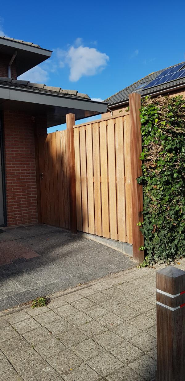 "Geweldige deur met schermen stevige palen geplaatst om zo als laatste de achtertuin te kunnen afsluiten. Gaat weer jaren mee."