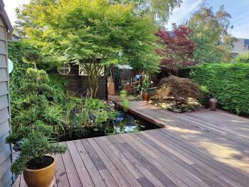 We hebben ons oude stenen terras vervangen door de prachtige houten vlonder planken van Padouk hout. Het resultaat is een zeer natuurlijke tuin. Het hout voelt zowel in de zomer als in de winter heel plezierig aan. We krijgen veel complimenten over de uitstraling van het hout. 