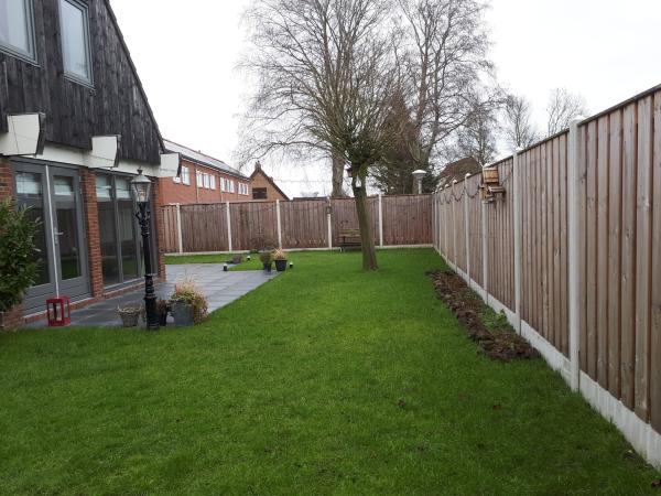 Schutting met Douglas afdeklat.
Elke dag genieten van onze tuin!
Met de schutting van Vandentop zijn we erg blij. Duurzaam en privé!
