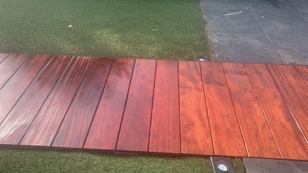 Het vlonderpad plus terras is zo mooi geworden!