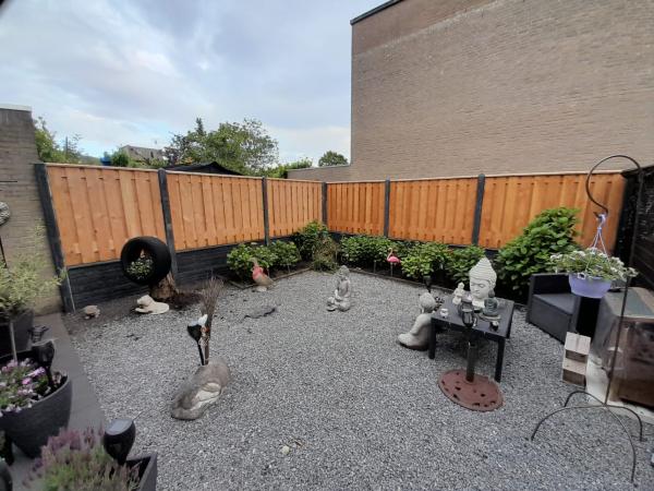 Hout beton schutting met douglas afdeklat.
Het is een genot om nu in de tuin te zitten en dan naar mijn super mooie schutting te kijken. En bedankt voor jullie snelle levering!