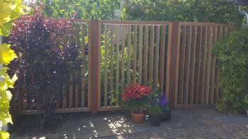 Met het hardhouten verticale shutterscherm Flex Fence van Vandentop Tuinhout kunnen wij zelf de hoeveelheid privacy, wind of schaduw bepalen, ideaal! Precies wat wij zochten voor onze situatie.