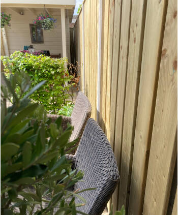 Schutting en poort zien er weer strak uit waardoor het rust uitstraalt en de tuin ruimer lijkt.
De materialen zijn van hoge kwaliteit, waardoor we er weer jaren van kunnen genieten!