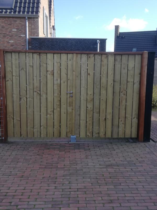 Dubbele poortdeur vurenhout.
"Er was nog ruimte in de oprit en deze is nu erg mooi opgevuld met deze houten poortdeur. Prima geplaatst en helemaal naar wens."