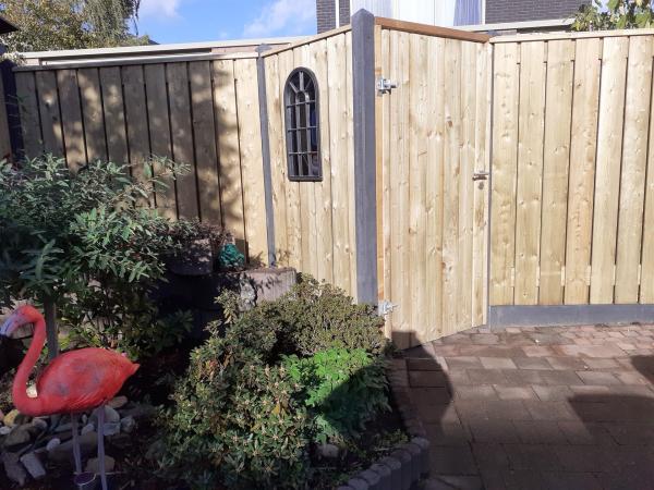 "Prachtige schutting zonder doorkijk, maakt de tuin royaal en geniet ik er volop van."