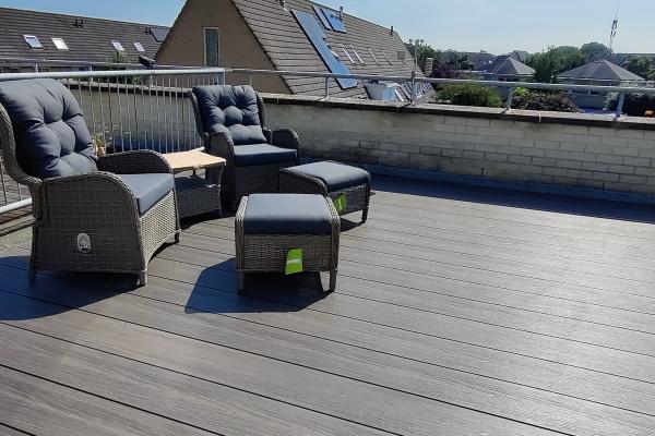 Door de nieuwe vlonderplanken kunnen we weer genieten van ons dakterras. Het moet nog gestyled worden maar dat komt goed!
Super service voor en na aankoop, de mannen die het kwamen leggen hebben het fantastisch gedaan! 