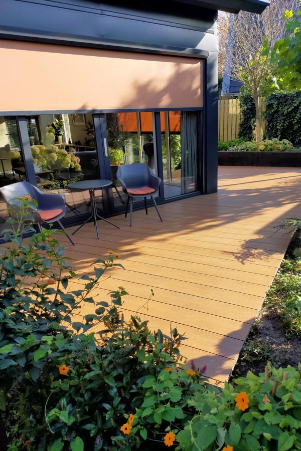 We hebben een 'raar veelvormig' perceel maar door het ontwerp en de toepassing van het terras met composiet planken van Vandentop is een prachtige tuin ontstaan die ons veel plezier geeft en al tot heel positieve reacties heeft geleid!