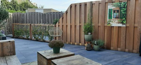 Mede door de kwaliteit van de schuttingen en de hekken met ijzerraster waar we Toscaanse Jasmijn door laten groeien is onze tuin een heerlijke plek geworden. Vandentop bedankt daarvoor.
