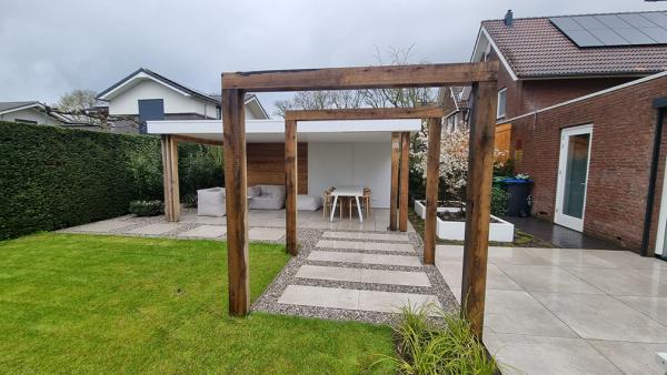 Pergola met eiken balken.