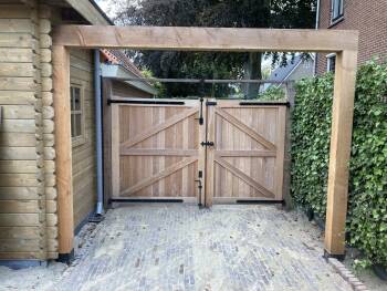 In de zomer hebben wij bijgevoegde poort van Vandentop Tuinhout geplaatst en een aantal weken later ook diverse pergola balken (andere order) waarvan er één op de foto te zien is. Onze tuin is nu af, alleen alle beplanting moet er nog in. We zijn erg tevreden over het resultaat! De poort staat prachtig en met begroeiing op de pergola's wordt het een plaatje.