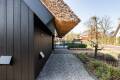 Thermowood gevelbekleding met zwarte nerf