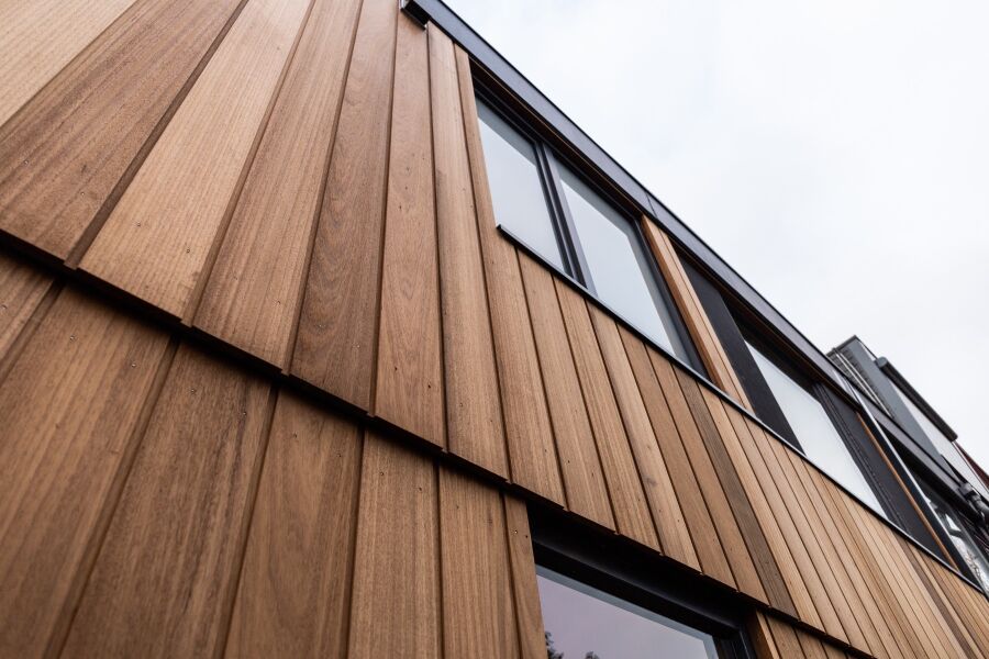 Thermowood Ayous gevelbekleding met channel siding profiel