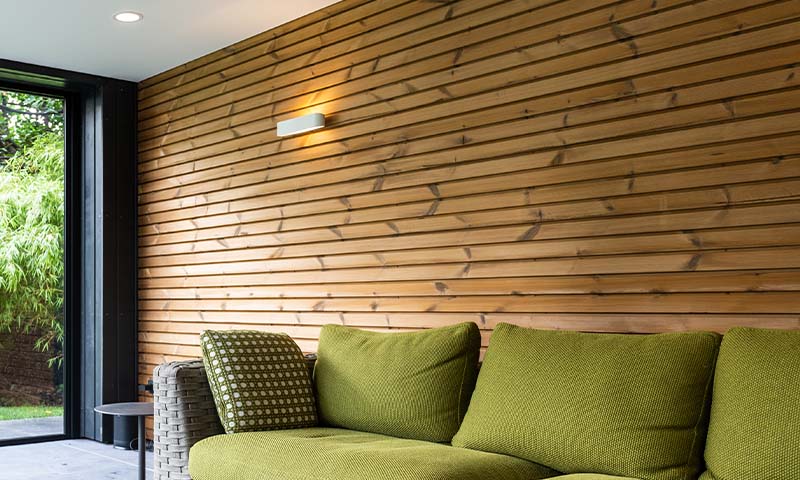 Thermisch gemodificeerd hout als wandbekleding onder overkapping