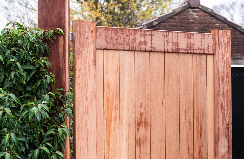 Zorg voor een stijlvolle & stevige afsluiting van je tuin met onze hardhouten poorten! 