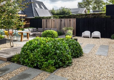 Strakke tuin met padoek & zwart hout