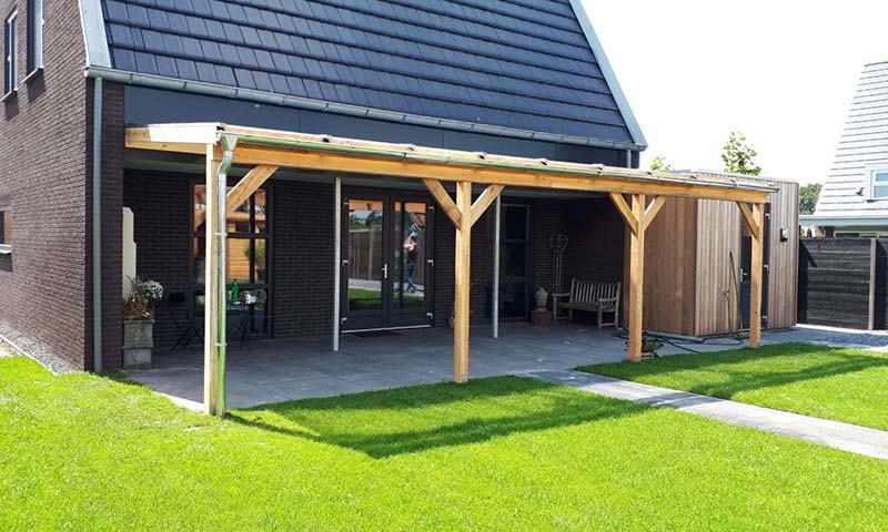 Houten veranda schuin dak