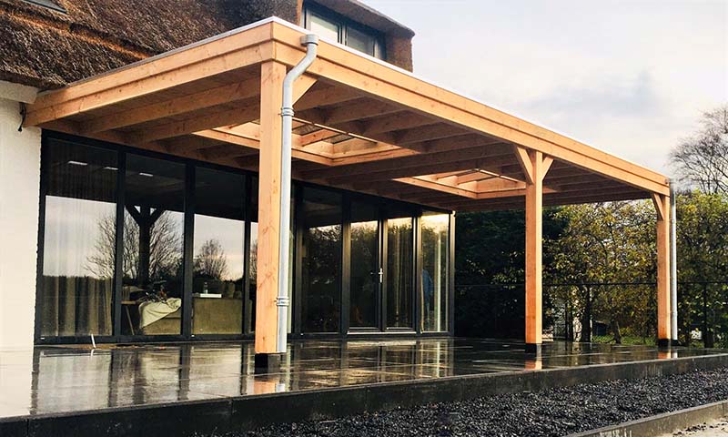 Moderne houten veranda