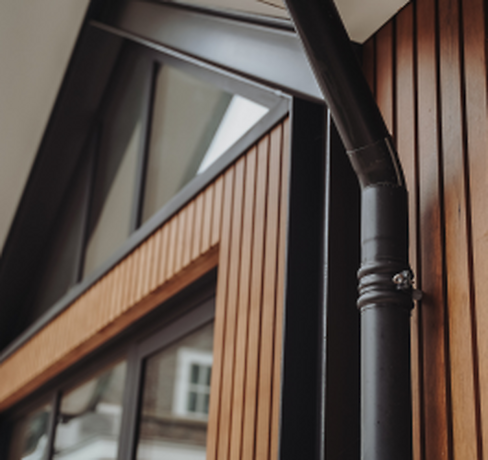 Verticale houten gevelbekleding: strak, duurzaam en stijlvol