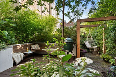 Groene&#x20;stadstuin&#x20;met&#x20;bamboe&#x20;&amp;&#x20;douglas&#x20;hout