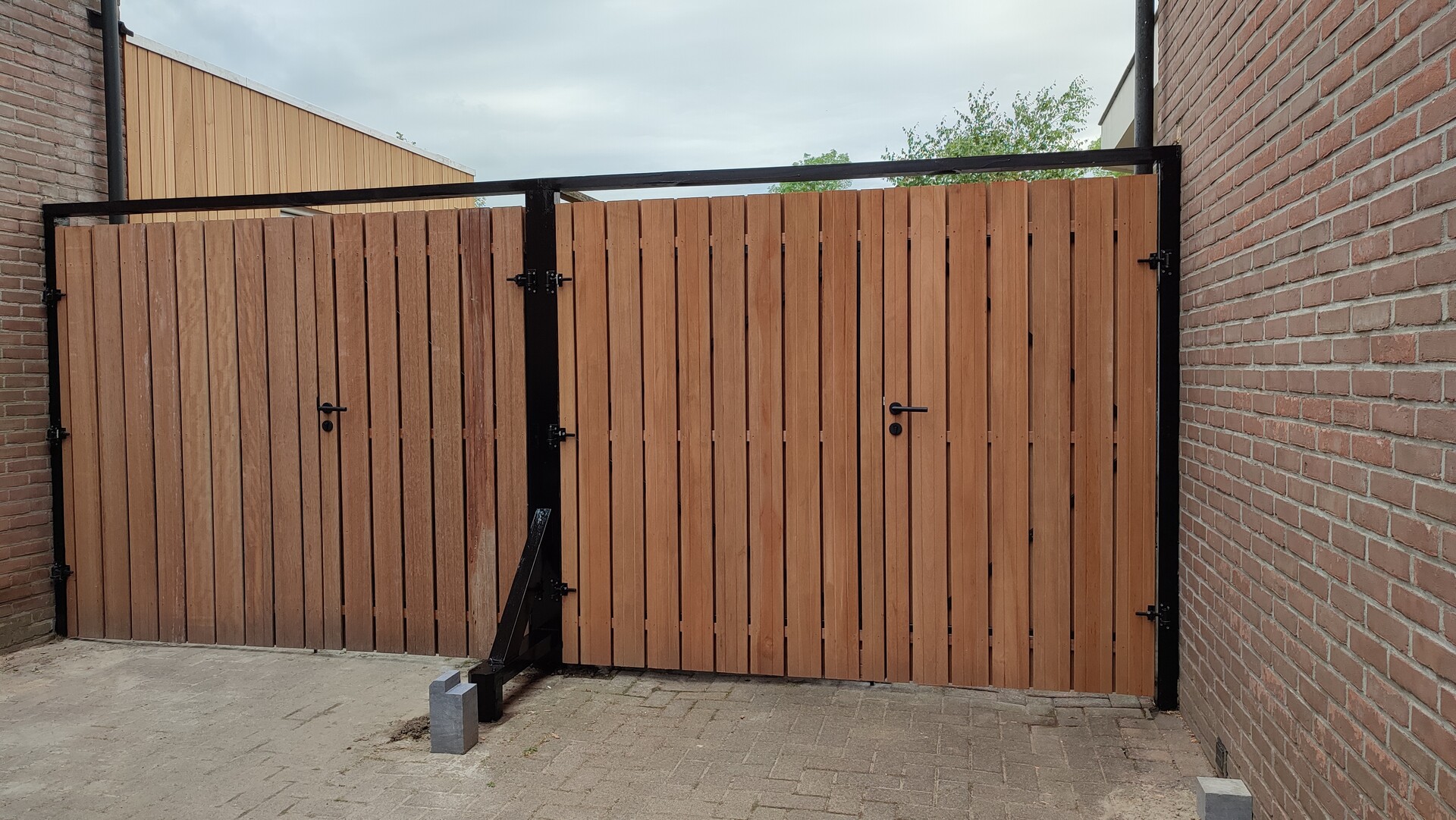 Samen met de buren een nieuwe schutting poort geplaatst!