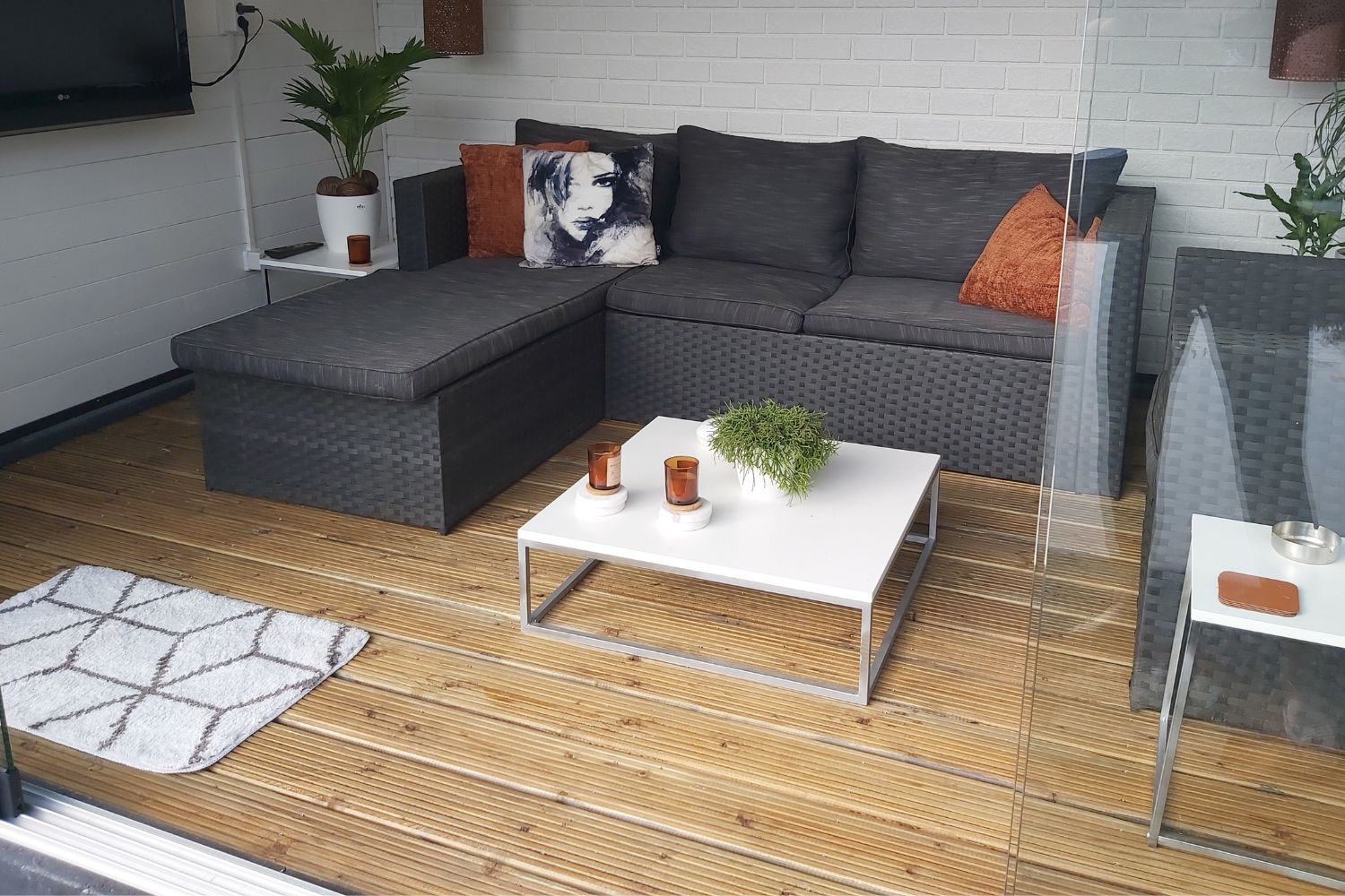 Deze houten vlonderplanken zijn prachtig als vloer in dit tuinhuis. Foto: Ontwerpstudio Jocaldesigns