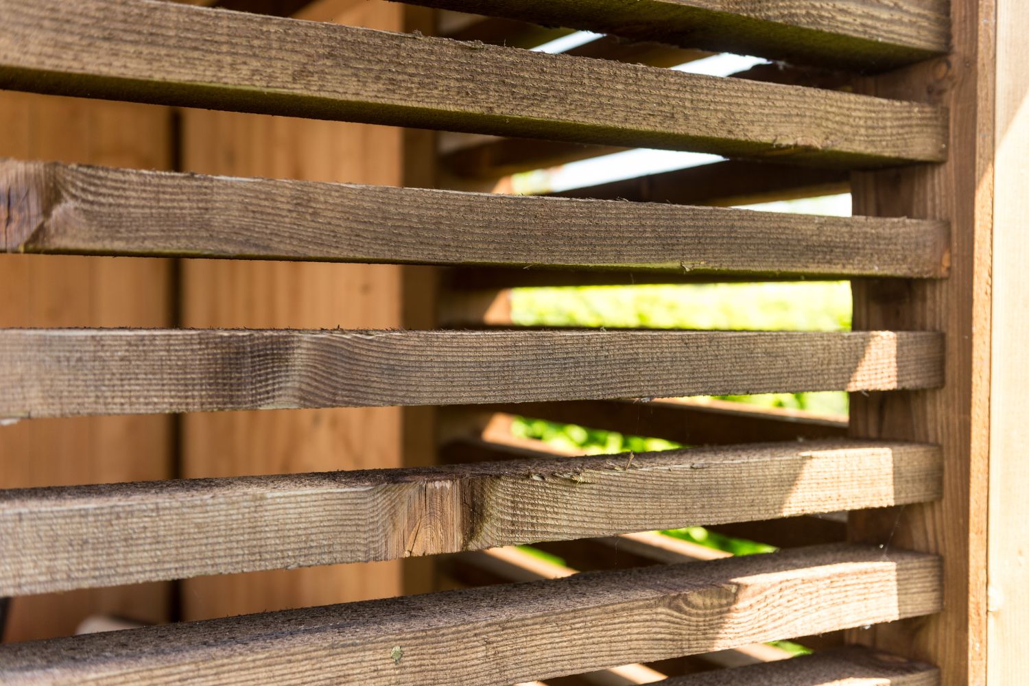 Fijnbezaagd douglas hout bruin geïmpregneerd.