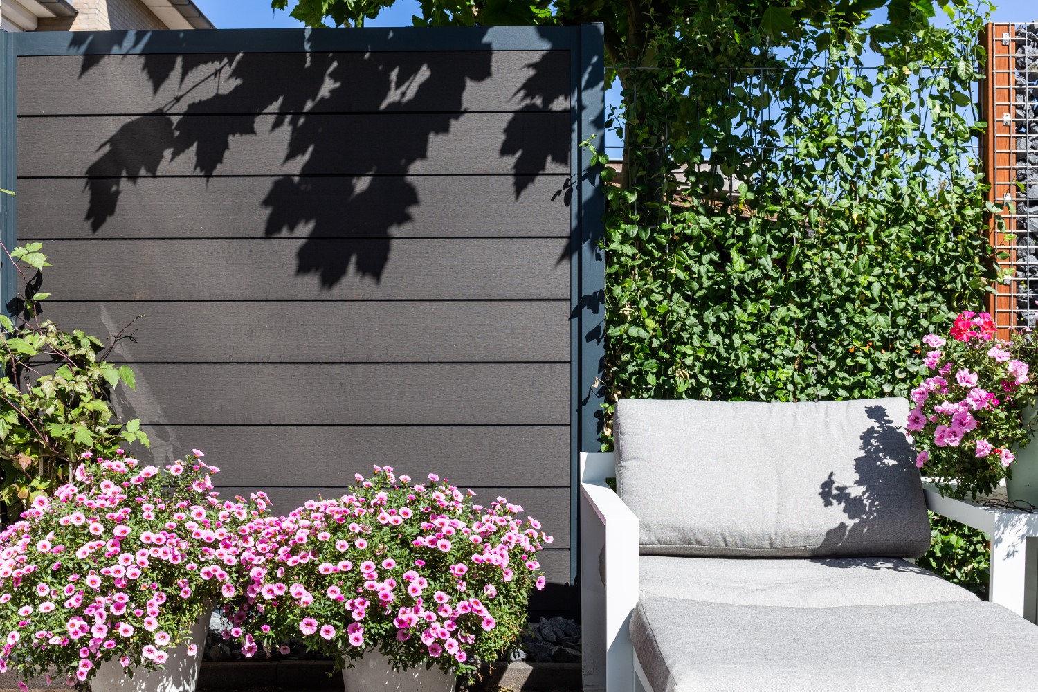 Composiet rabatschutting met aluminium palen.