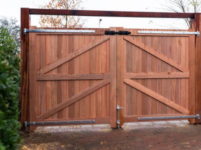 Dubbele hardhouten poort
