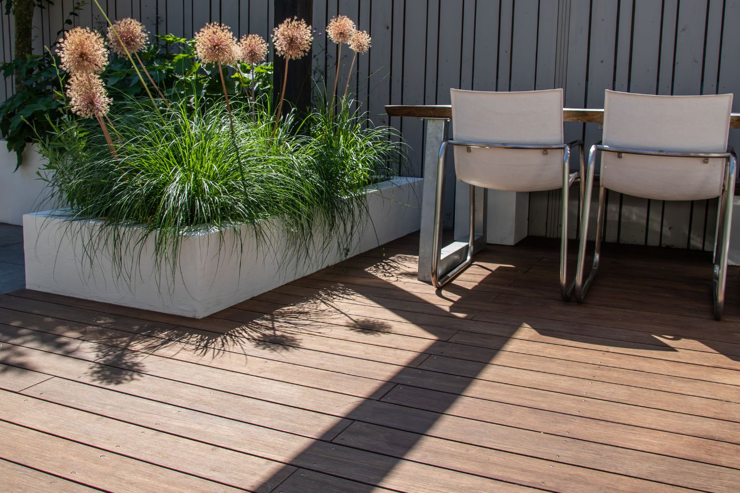 Houten terras van hardhouten vlonderplanken