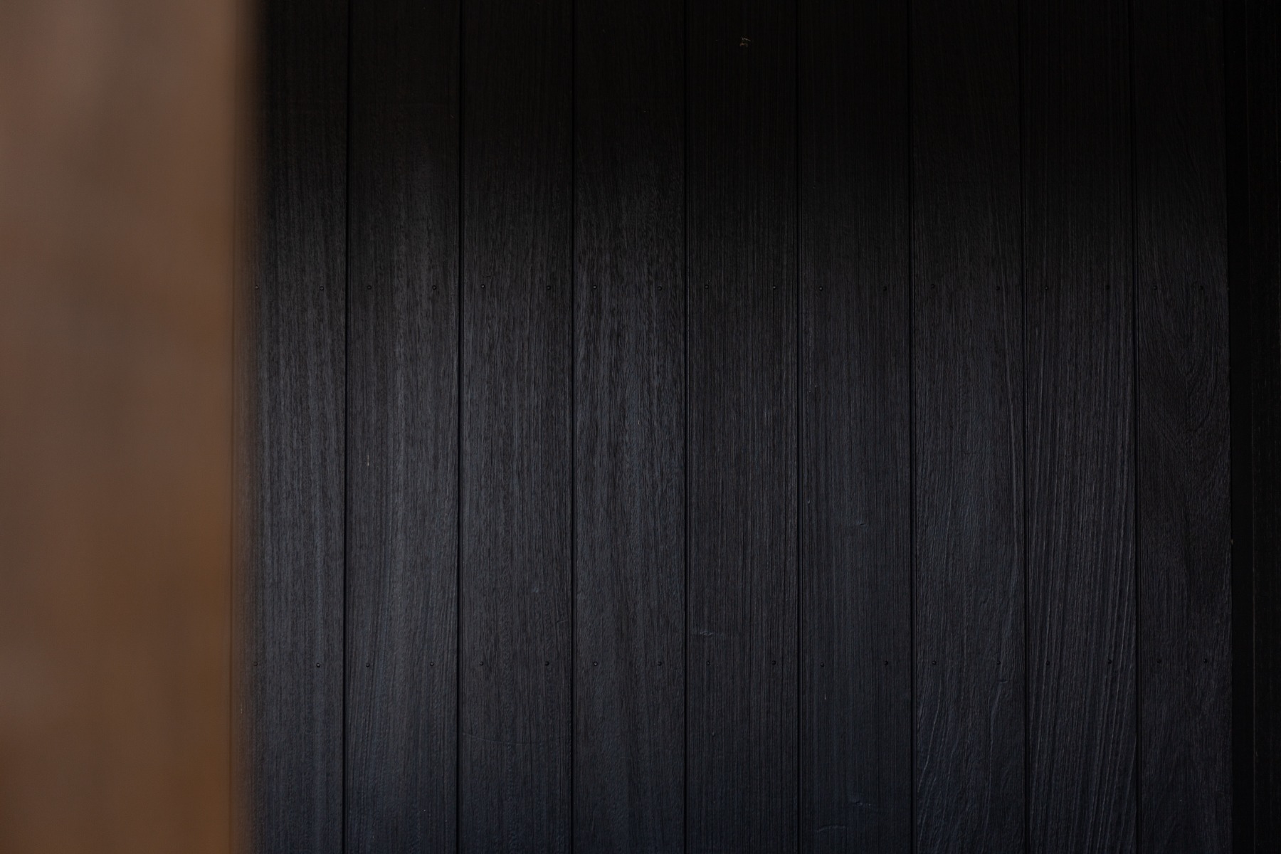 Thermowood gevelbekleding met zwarte nerf