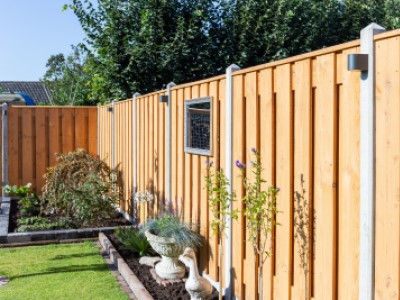 Schutting douglas hout met betonpalen