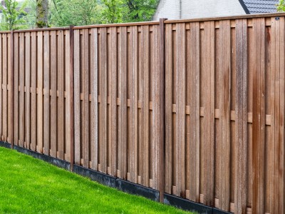Hardhouten schutting met hardhouten palen