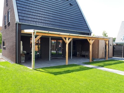 Houten gevelveranda