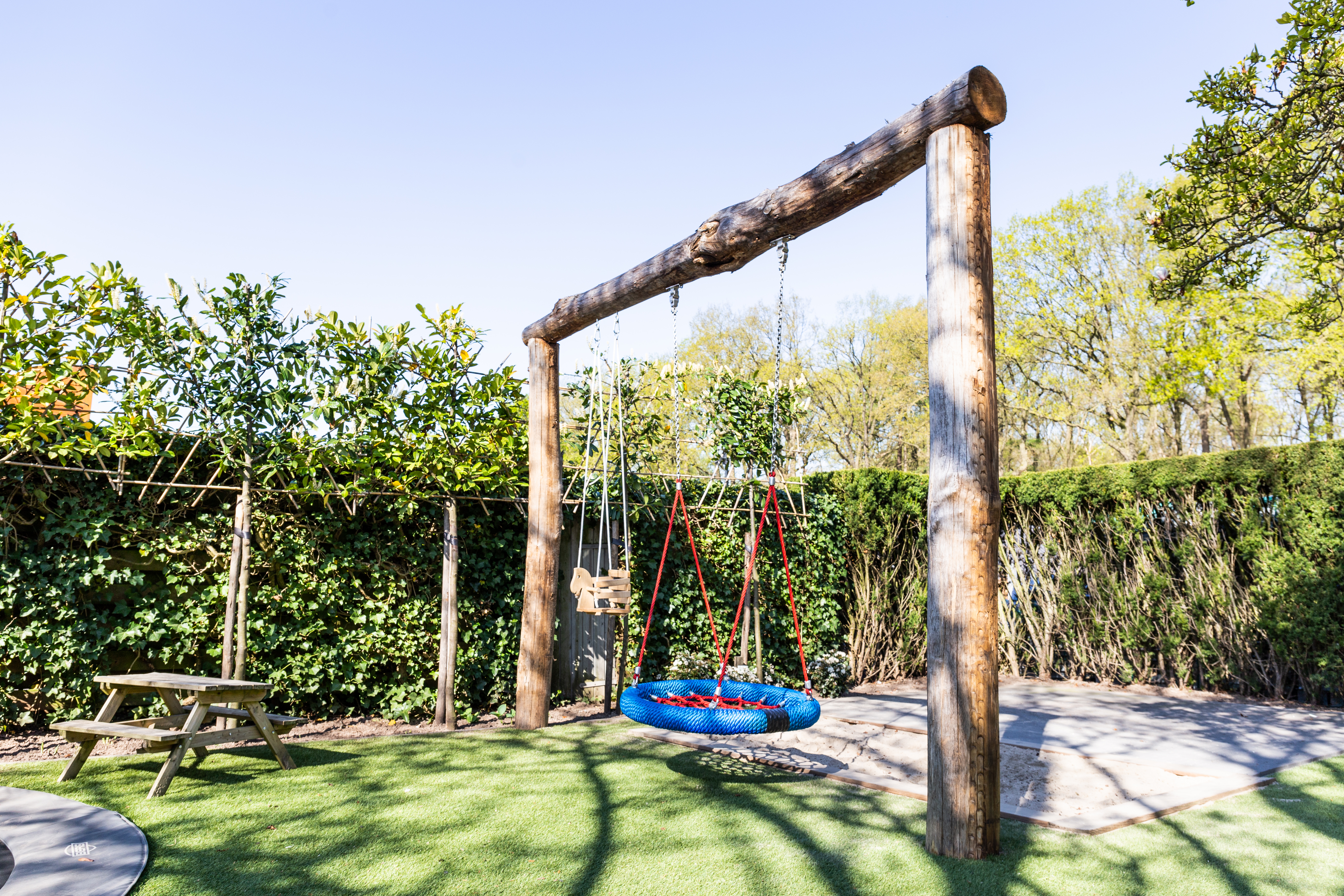 Kindvriendelijke tuin met schommel