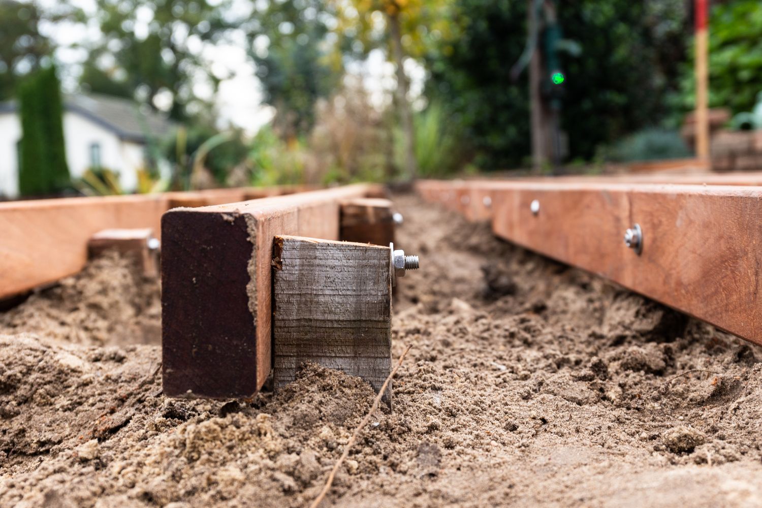 Hardhouten funderingspaaltjes voor vlonderconstructie