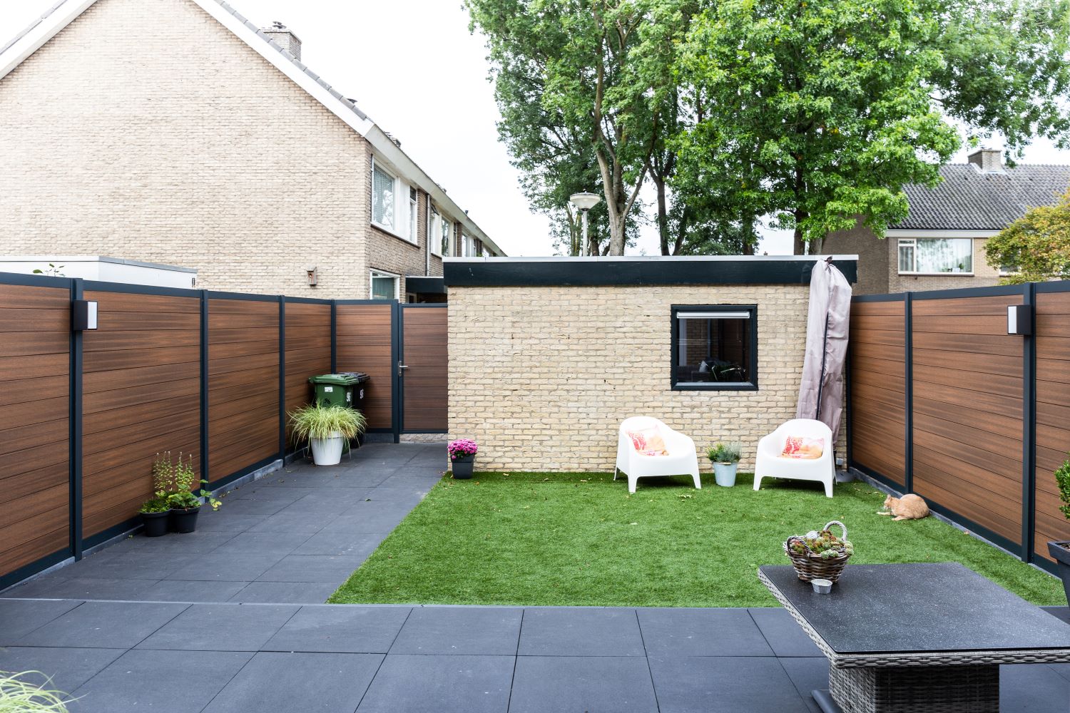 Kleine moderne tuin horizontale schutting