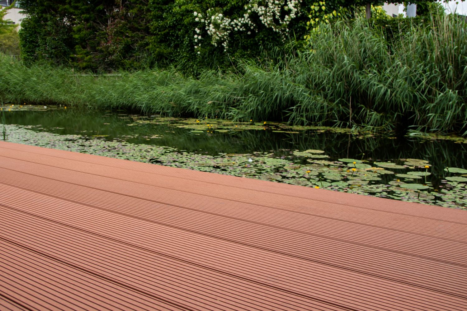Composiet vlonderplanken voor tuin aan het water