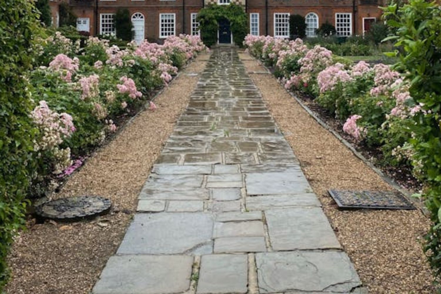 Klassieke tuin met stenen pad en planten