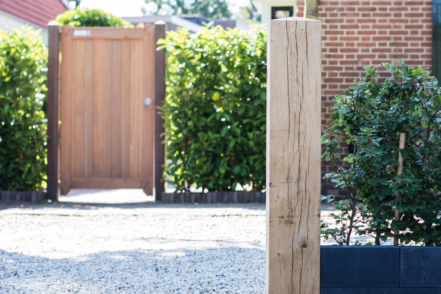 eiken paal bij klassieke tuin