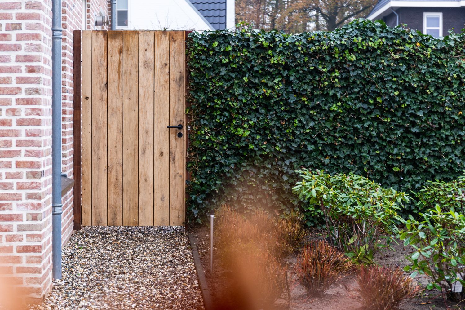 Landelijke tuinstijl groene haag als tuinafscheiding
