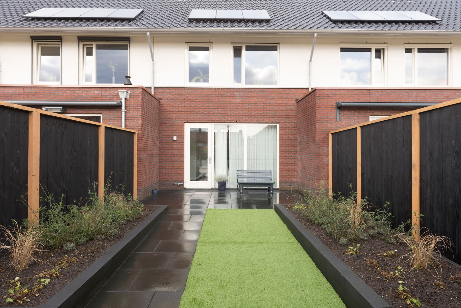 Strakke lijnen in moderne tuin