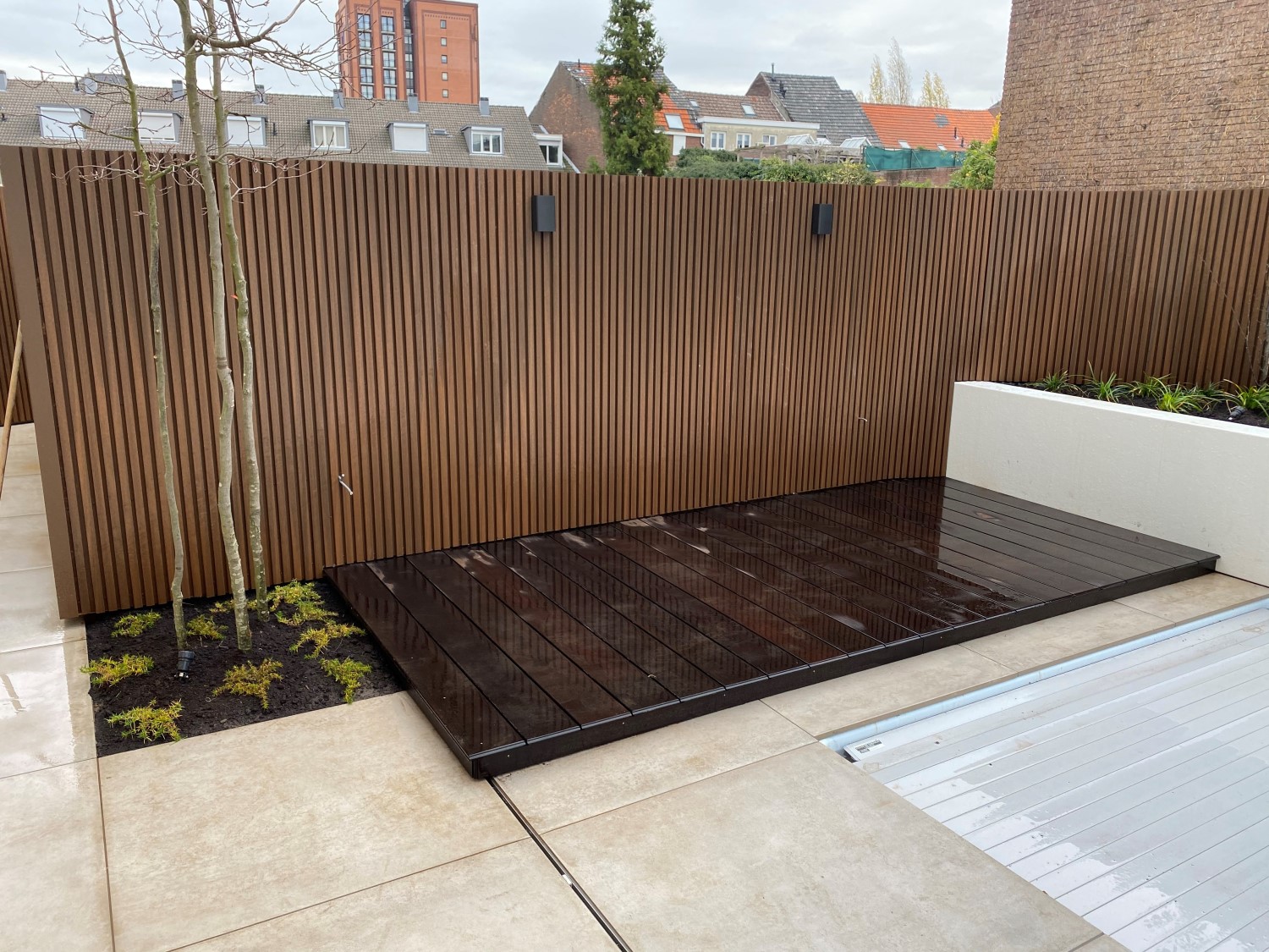 Moderne tuin met composiet schutting rhombus profiel Fiberdeck