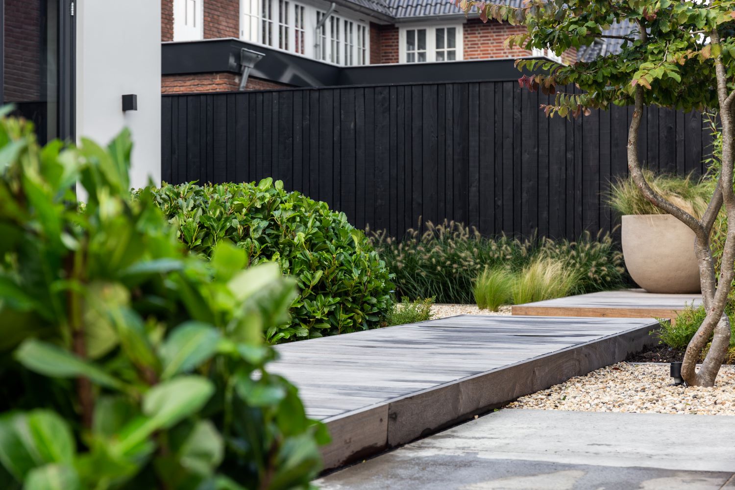 Moderne tuin met strakke lijnen