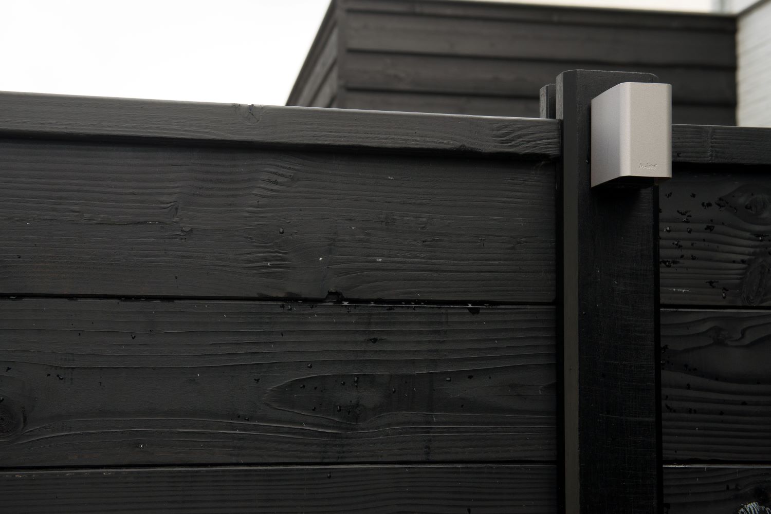 Moderne houten schutting zwart