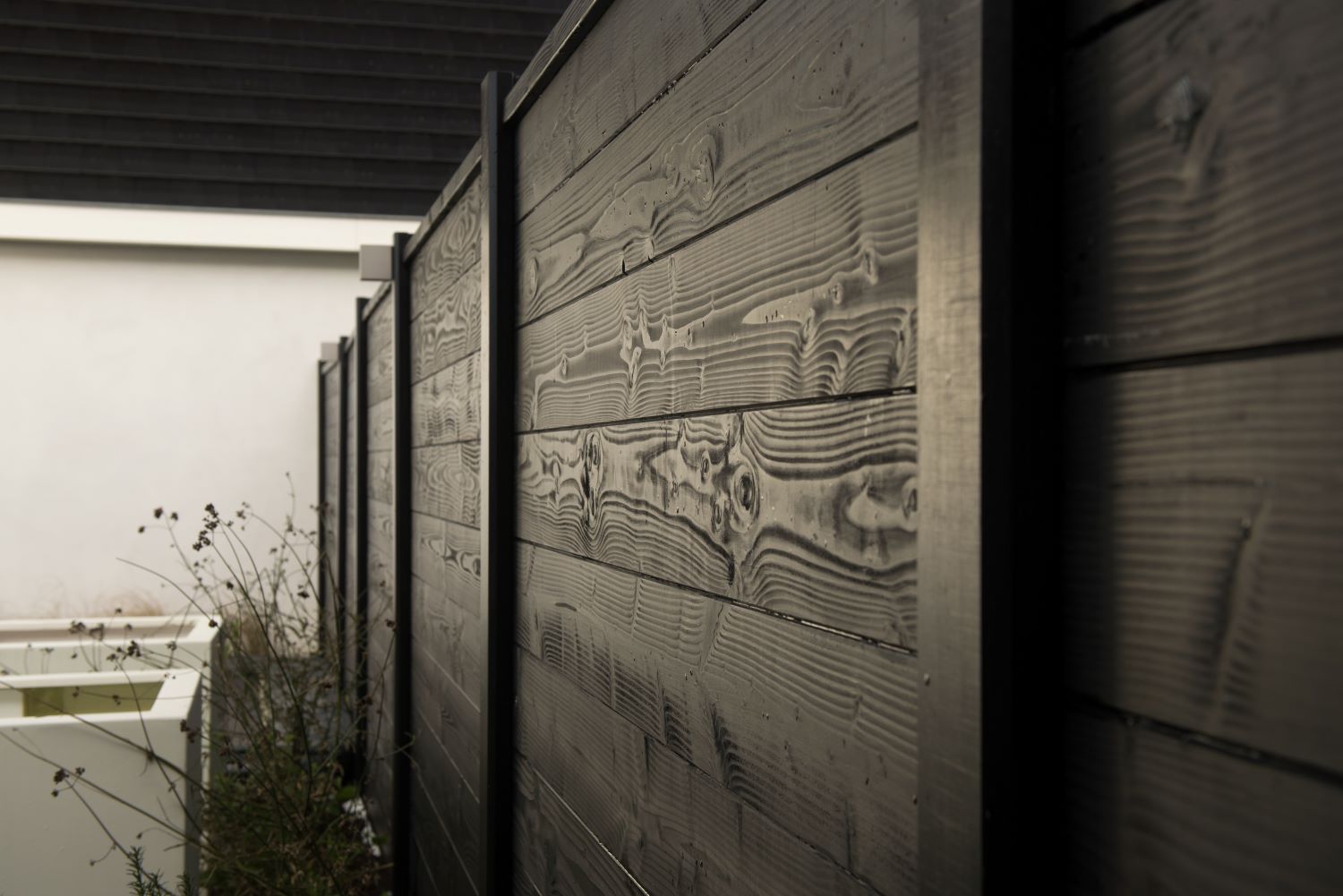 Moderne schutting van zwart hout