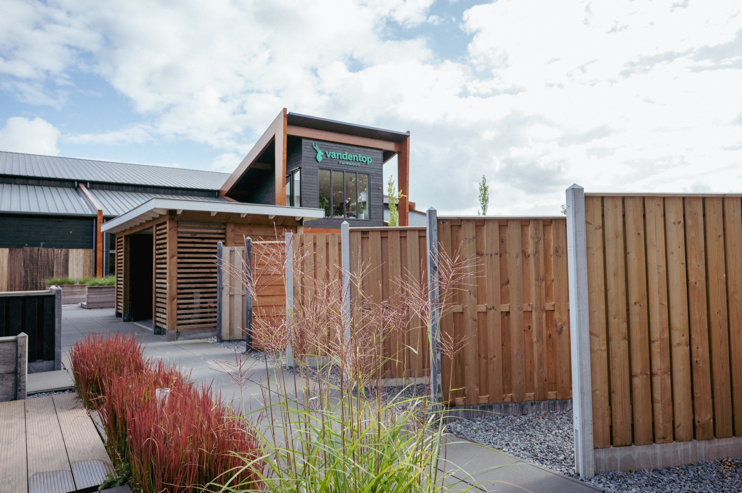 Showtuin schuttingen, vlonders, gevelbekleding, overkapping